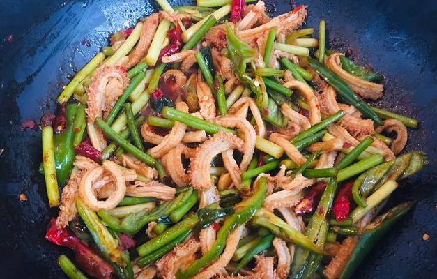 银牙炒香肉的做法是什么？如何在家做出地道风味？