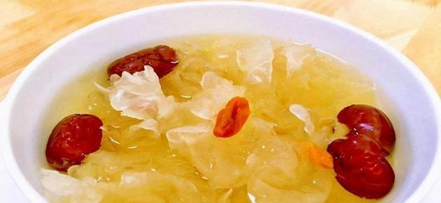 银耳薏米红枣汤怎么做？有哪些健康益处？
