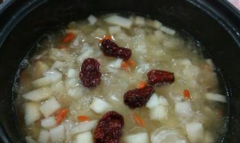 银耳雪梨粥怎么做？有哪些健康益处？
