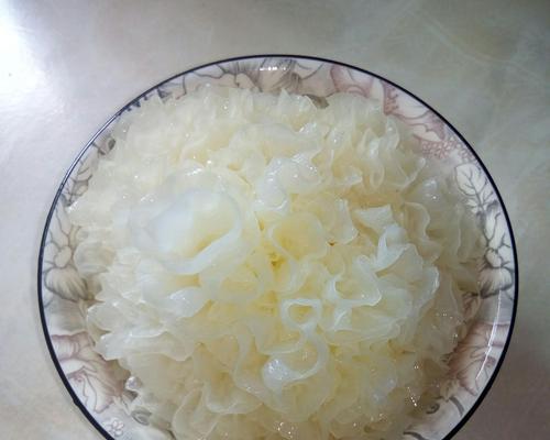 银耳雪梨盅怎么做？有哪些健康益处？