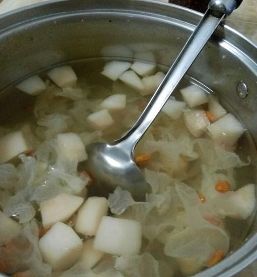 银耳雪梨杏仁饮怎么做？有哪些健康益处？