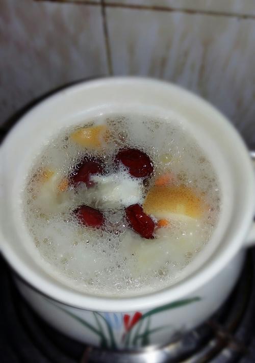银耳雪梨糖水怎么做？有哪些健康益处？