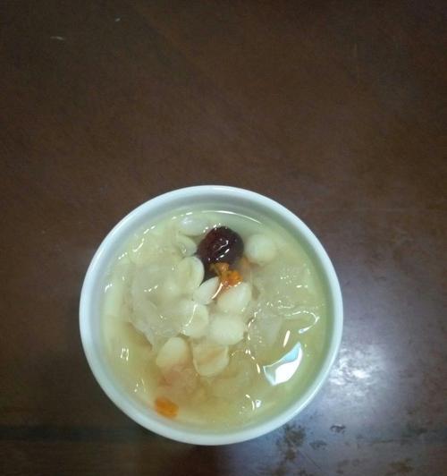 银耳雪梨莲子糖水怎么做？有哪些健康益处？