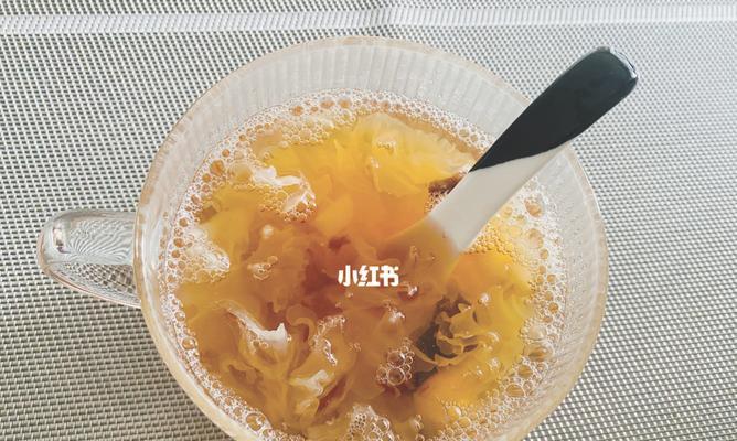 银耳雪梨莲子羹怎么做？有哪些健康益处？