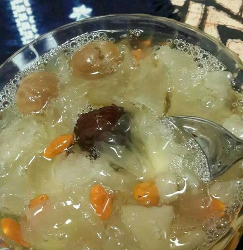 银耳雪梨莲子羹怎么做？有哪些健康益处？