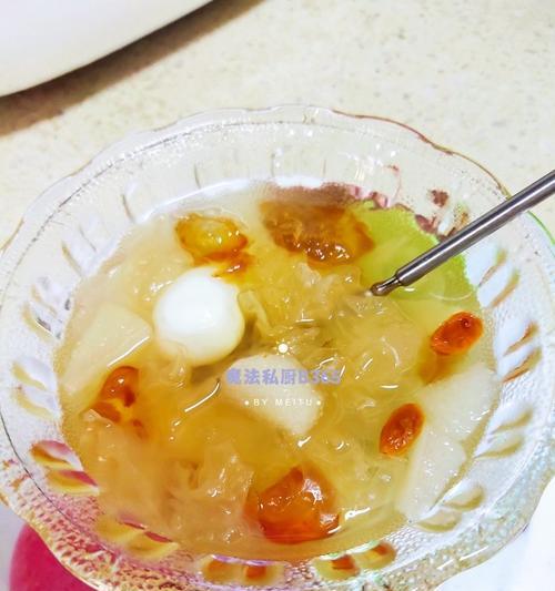 银耳雪梨莲子羹怎么做？有哪些健康益处？