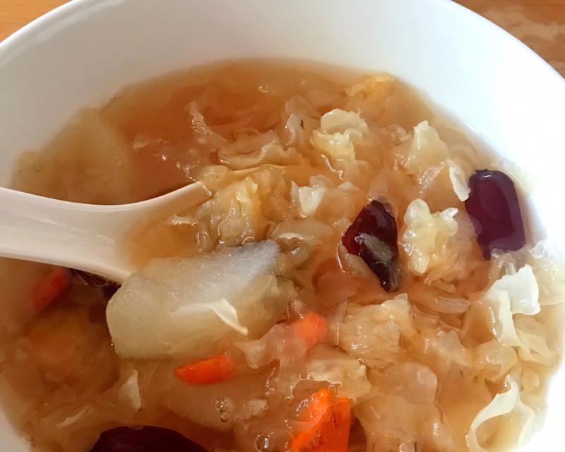 银耳雪梨红枣羹怎么做？有哪些健康益处？