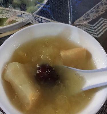 银耳雪梨羹怎么做？有哪些健康益处？
