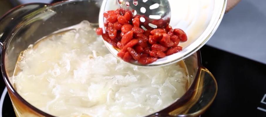 银耳雪梨煲鸭怎么做能有效去除脸部黄褐斑？