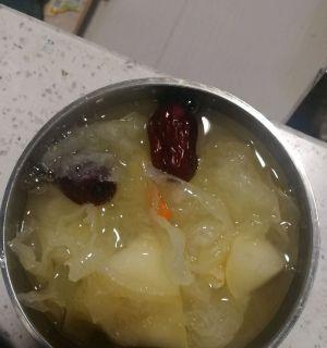 银耳雪梨百合枸杞汤怎么做？有哪些健康益处？