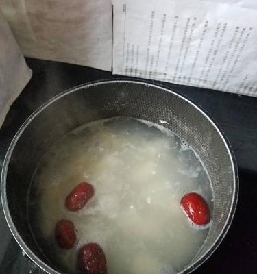 银耳香梨大米粥怎么做？有哪些健康益处？