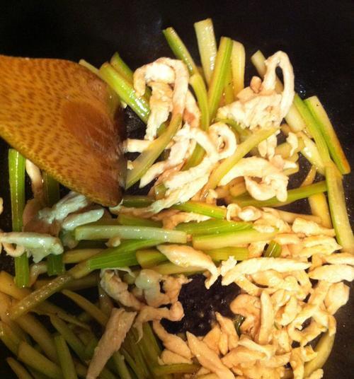 银耳西芹枸杞子怎么做？这道菜的健康益处有哪些？