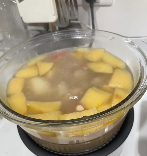 银耳无花果雪梨汤怎么做？有哪些健康益处？