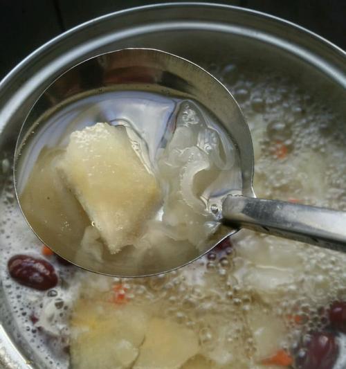 银耳无花果雪梨汤怎么做？有哪些健康益处？