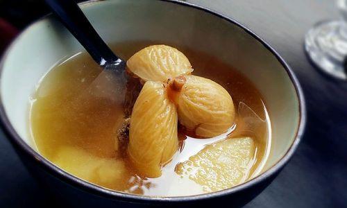 银耳无花果雪梨汤怎么做？有哪些健康益处？