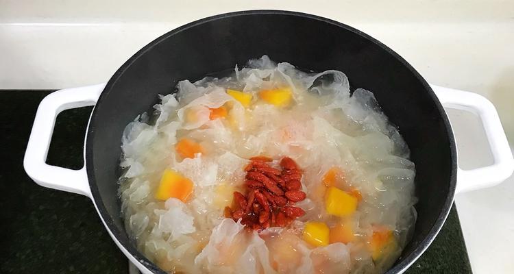 银耳乌鸡汤的做法是什么？如何在家轻松制作？