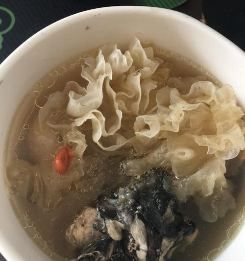 银耳乌鸡汤的做法是什么？如何在家轻松制作？