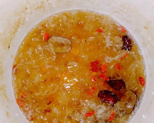 银耳桃胶红枣汤怎么做？有哪些健康益处？