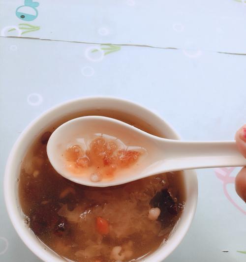 银耳桃胶红枣汤怎么做？有哪些健康益处？