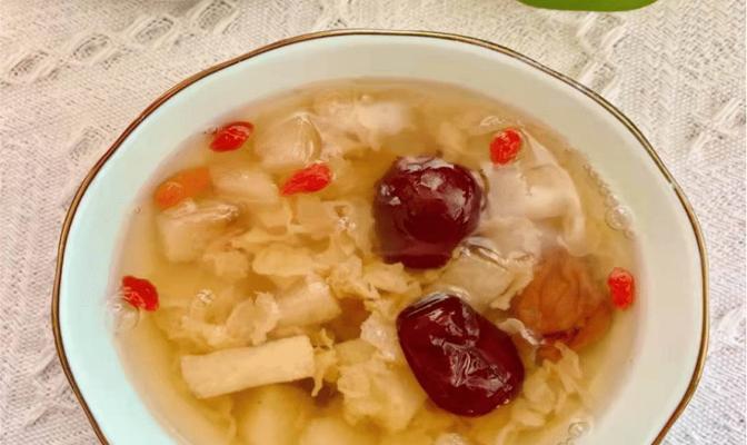 银耳水果甜汤怎么做？有哪些健康益处？