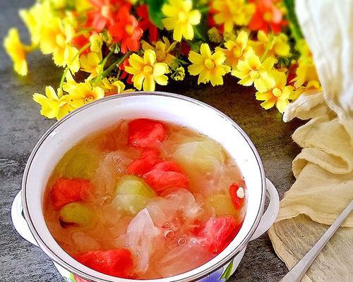 银耳水果羹怎么做？有哪些健康益处？