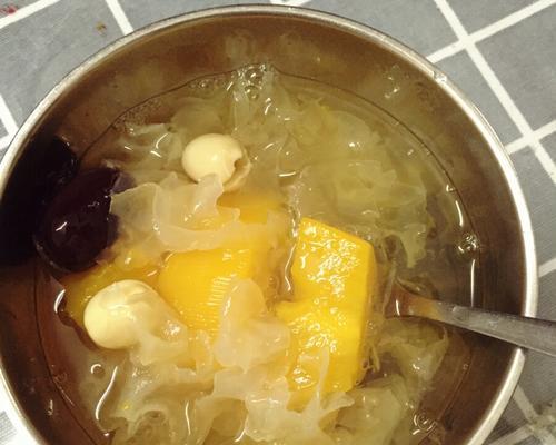 银耳木瓜羹怎么做？有哪些健康益处？