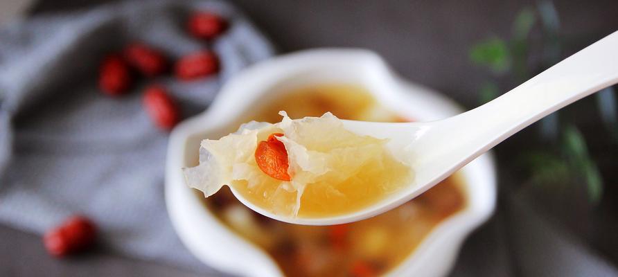银耳绿豆薏米糖水怎么做？有哪些健康益处？