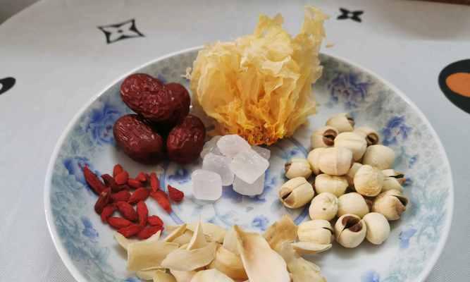 银耳莲子燕窝怎么做？有哪些步骤和常见问题解答？