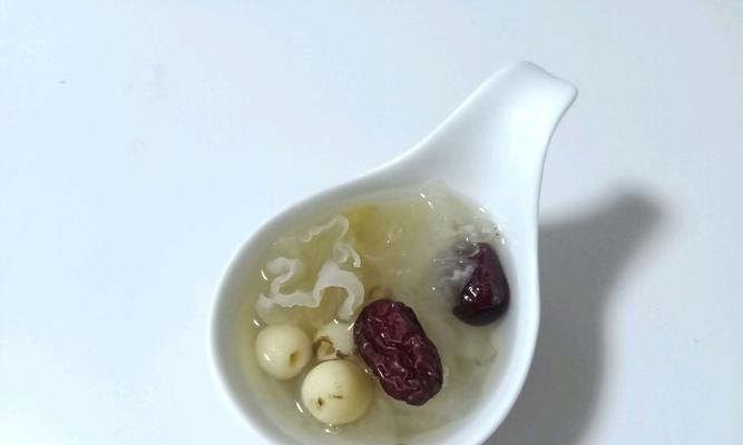 银耳莲子雪梨粥怎么做？有哪些健康益处？