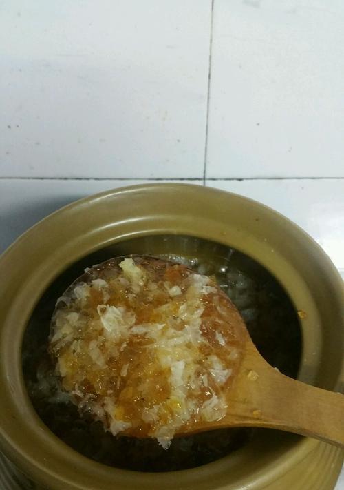 银耳莲子桃胶甜汤怎么做？有哪些健康益处？
