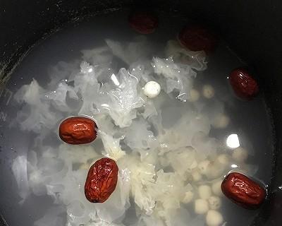 银耳莲子糖水怎么做？有哪些健康益处？