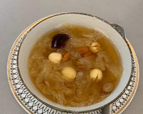 银耳莲子糖水怎么做？有哪些健康益处？