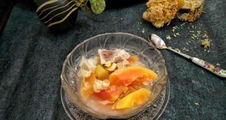 银耳莲子木瓜汤怎么做？有哪些健康益处？