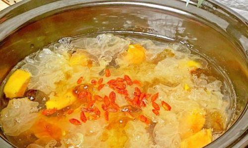 银耳莲子木瓜汤怎么做？有哪些健康益处？
