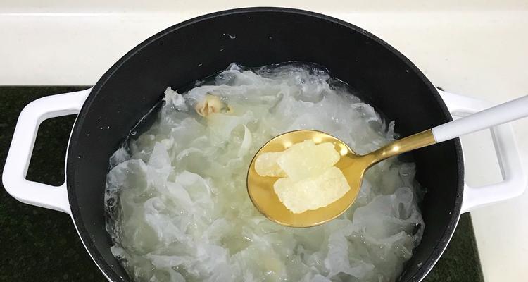 银耳莲子鸡蛋糖水怎么做？有哪些健康益处？