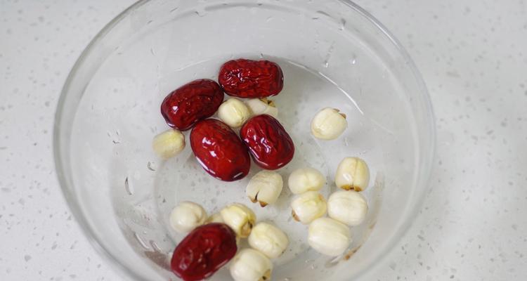 银耳莲子红枣甜汤怎么做？有哪些健康益处？