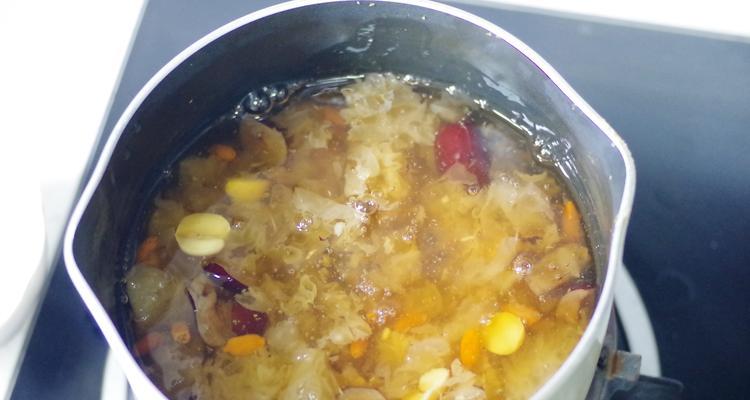 银耳莲子红枣甜汤怎么做？有哪些健康益处？