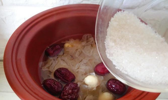 银耳莲子红枣糖水怎么做？有哪些健康益处？
