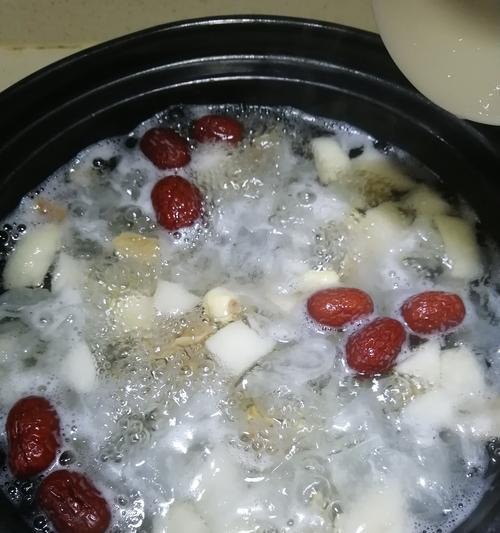 银耳莲子红枣糖水怎么做？有哪些健康益处？