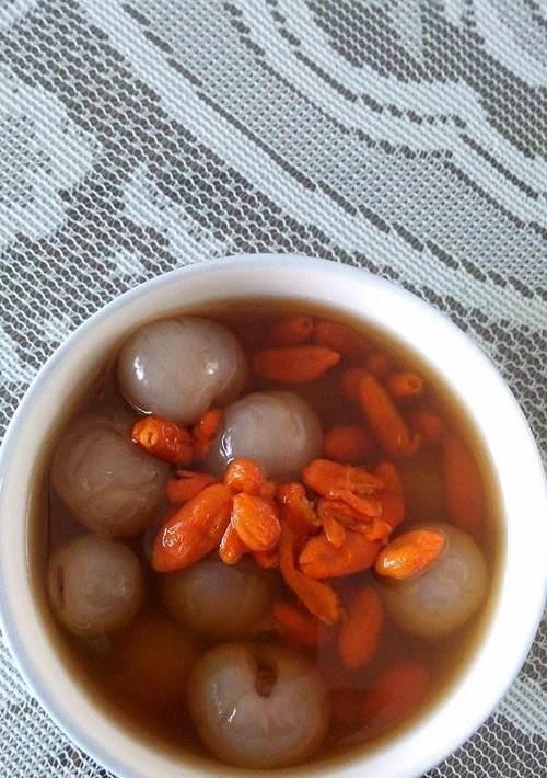 银耳莲子红枣桂圆枸杞汤怎么做？有哪些健康益处？