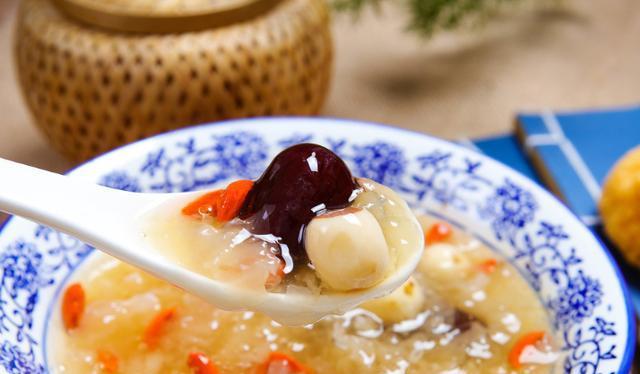 银耳莲子红枣桂圆枸杞汤怎么做？有哪些健康益处？