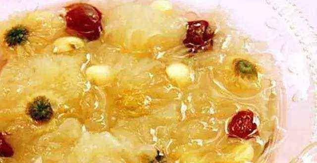 银耳莲子红枣羹怎么做？有哪些健康益处？