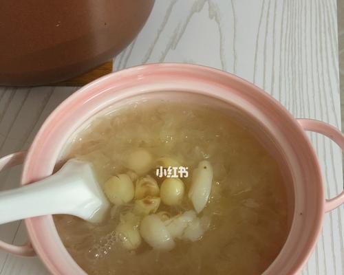 银耳莲子红枣百合汤怎么做？有哪些健康益处？
