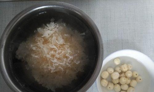 银耳莲子黑芝麻粥怎么做？有哪些健康益处？