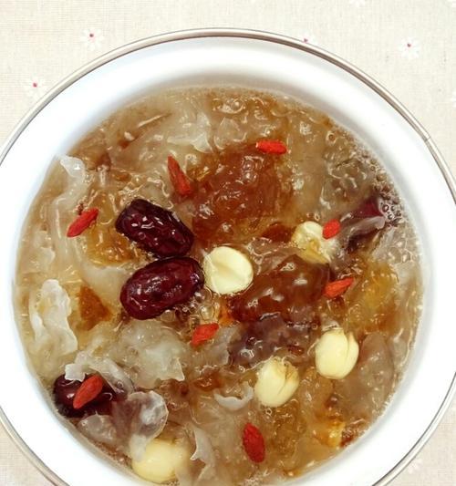 银耳莲子枸杞粥怎么做？有哪些健康益处？