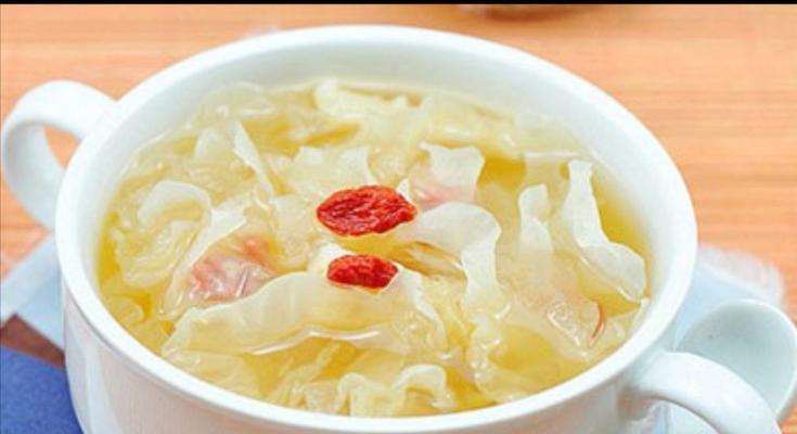 银耳莲子枸杞羹怎么做？有哪些健康益处？