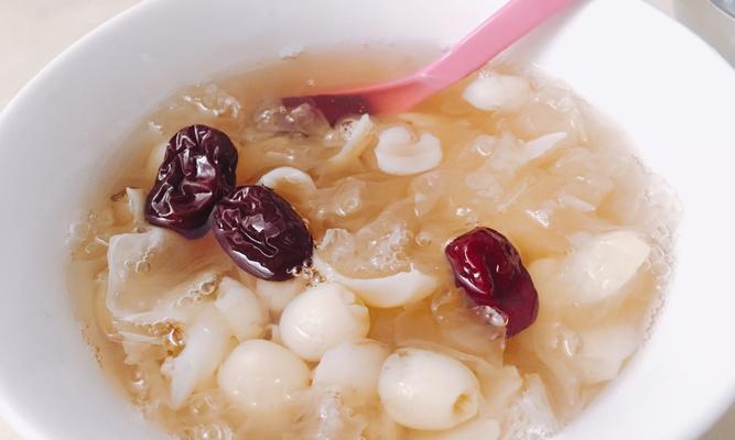 银耳莲子羹的做法是什么？如何在家轻松制作？