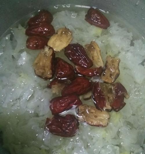 银耳莲子羹的做法是什么？如何在家轻松制作？
