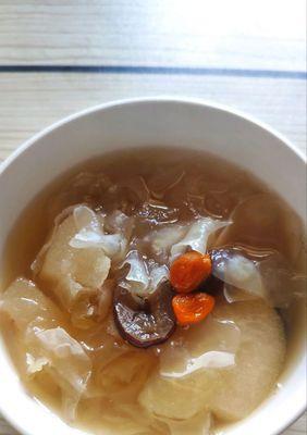 银耳莲子羹的做法是什么？如何在家轻松制作？