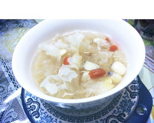 银耳莲子百合粥怎么做？有哪些健康益处？